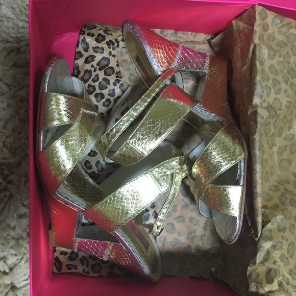 EUC Betsey Johnson gold and silver wedges Sz 10 - Picture 2 of 6